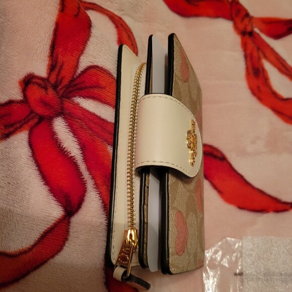 💕Coach Medium Corner Zip Wallet In Signature Canvas With Heart Print💕 - Picture 8 of 11